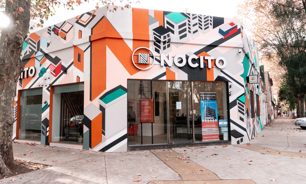 La oficina de ventas de Nocito, intervenida artísticamente por los muralistas  Irene Gurley y Joel Gomez, sobre Cuenca 2501